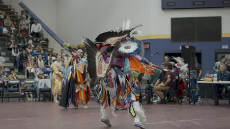 Das-Lebendige-Und-Farbenfrohe-Spektakel,-Wenn-Indianische-Tänzer-Ihre-Traditionellen-Ornats-Beim-Powwow-Im-Frühjahrssemester-Der-Haskell-Indian-Nations-University-In-Lawrence,-Kansas,-Präsentieren