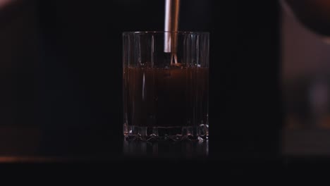 Altmodische-Cocktailzubereitung-3