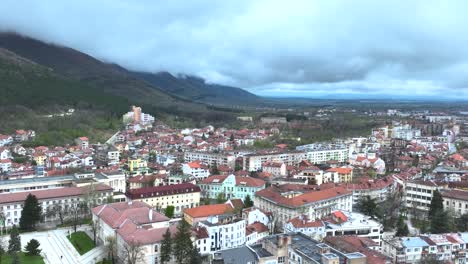 Toma-De-Drone-De-Un-Pequeño-Pueblo-Junto-A-Una-Montaña.