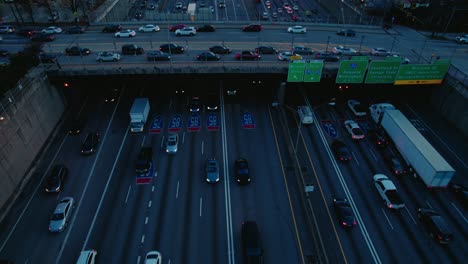 Congestión-Del-Tráfico-Al-Atardecer-En-La-Autopista-Interestatal-I-75-En-Atlanta,-Georgia