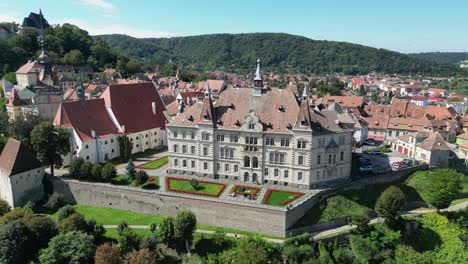 Ciudad-De-Sighisoara-Y-Casco-Antiguo-En-Transilvania,-Rumania---Círculos-Aéreos-4k