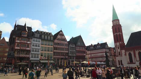 El-Gerechtigkeitsbrunnen,-Situado-En-El-Centro-De-La-Plaza-Römerberg-De-Frankfurt,-Data-De-1543.