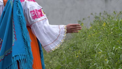 Filmischer-Zeitlupenclip-Eines-Jungen-Mädchens,-Das-Sich-Auf-Dem-Traditionellen-Outfit-Der-Cayambeñas-In-Equador-Ausruht