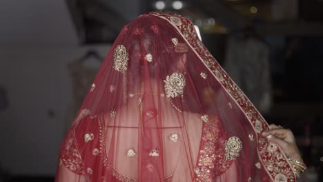 Mujer-India-Sonriente-Con-Velo-Rojo-Y-Joyas-Doradas-Preparándose-Para-El-Día-De-Su-Boda