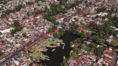 Luftbild-Hyperlapse-Zeigt-Die-Trajineras,-Angedockt-Am-Embarcadero-Caltongo-In-Xochimilco,-CDMX