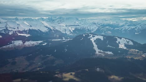 Die-Bezaubernde-Landschaft-Der-österreichischen-Alpen-Im-Luftbildvideo---Schneebedeckte-Berggipfel-über-Weiten-Tälern