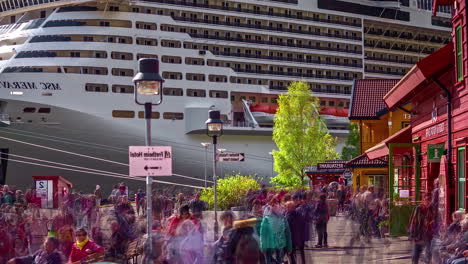 Belebter-Hafen,-Fjord,-Flåm,-Großes-Kreuzfahrtschiff,-Angedockt,-Touristisches-Norwegen,-Dorf,-Zeitraffer