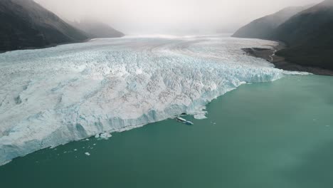 Imágenes-De-Drones-En-Perito-Moreno,-El-Glaciar-Más-Emblemático-Del-Mundo