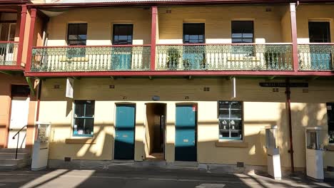 Sonnenbeschienene-Historische-Playfair-Terrasse-In-Den-Felsen,-Sydney,-Mit-Verzierten-Eisenbalkonen-Und-Historischer-Architektur