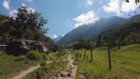 Vista-Panorámica-Del-Valle-De-Cocora-Desde-La-Ruta-De-Senderismo-Vacía-En-Un-Día-Soleado