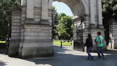 Entrada-Principal-Del-Parque-Saint-Stephen&#39;s-Green-En-El-Icónico-Arco-De-Los-Fusileros-De-Dublín