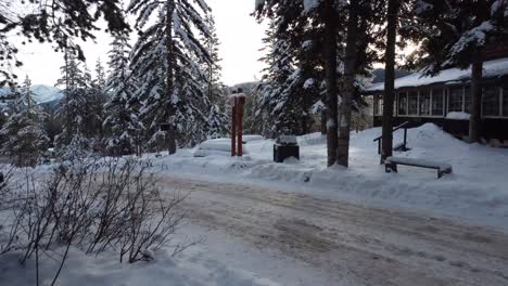 Drohnenansicht-Der-Schneebedeckten-Berge-Von-Banff,-Kanada-Im-Winter