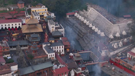 Heilige-Einäscherungsstätte-Im-Pashupati-Nath-Tempel-In-Nepal-Kathmandu.-Drohnenaufnahmen-Zeigen-Anhänger-Des-Hindu-Gottes-Shiva-Bei-Der-Anbetung