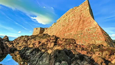 Toma-De-Timelapse-De-Las-Paredes-De-Fort-Grey-En-La-Isla-Del-Canal-Guernsey,-Canal-Inglés-En-Un-Día-Soleado