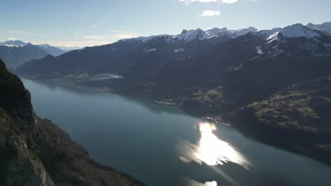 Amden-Weesen-Suiza-El-Llamativo-Sol-Rebota-En-El-Colorido-Lago