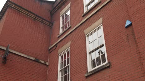 Low-angle-shot-of-old-brick-built-terraced-Oxford-court-house-in-the-north-of-Manchester,-UK