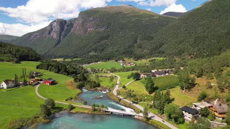 Wunderschöne-Norwegische-Landschaft,-Lovatnet-See-Und-Umliegendes-Dorf-In-Norwegen,-Panoramablick-Aus-Der-Luft