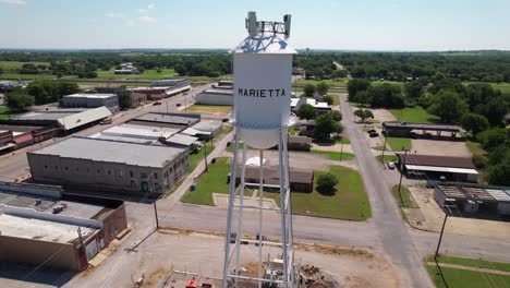 Estas-Son-Imágenes-Aéreas-De-Una-Torre-De-Agua-En-La-Ciudad-De-Marietta-En-Oklahoma.