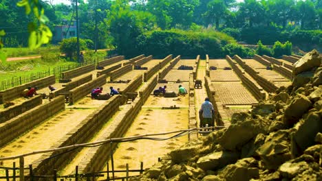 Los-Trabajadores-Que-Trabajan-En-El-Patio-De-Ladrillos-En-Bangladesh,-En-El-Sur-De-Asia