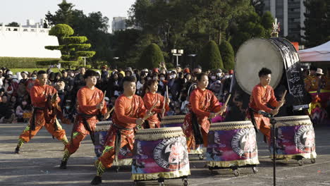 Young-Taiwanese-Drummers-Performing-On-Traditional-Drums-At-Chinese-New-Year-Celebration-In-Taipei,-Taiwan