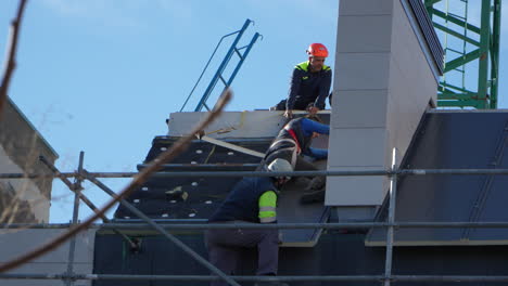 Arbeiter-Installieren-Sonnenkollektoren-Auf-Einem-Im-Bau-Befindlichen-Luxushaus