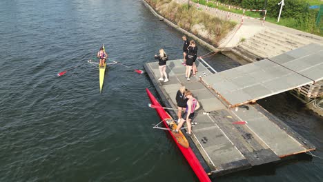 Ruderclub-Bereitet-Ruderboote-Am-Dock-Für-Die-Ausfahrt-Auf-Den-Fluss-Vor