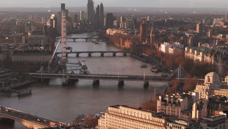 Luftbild-Schieberegler-Aufnahme-Des-House-Of-Parliament-Und-Des-London-Eye-Auf-Der-Themse-Bei-Sonnenaufgang