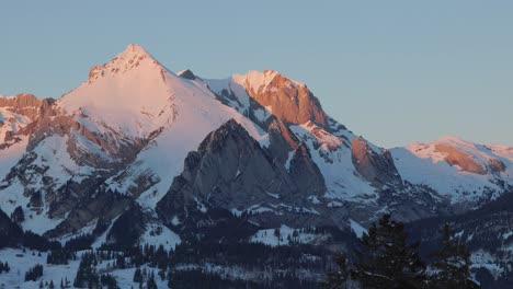 Silhouette-Der-Schneebedeckten-Berge,-Aufgenommen-Von-Einer-Drohne-Im-Morgengrauen