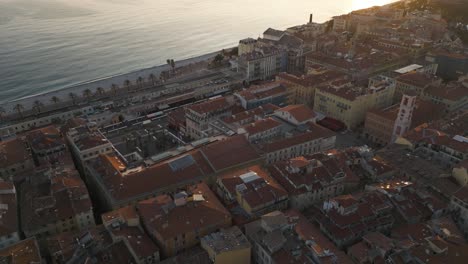 Vista-Aérea-Del-Mar-Mediterráneo-Y-De-La-Ciudad-Francesa-Al-Atardecer