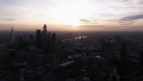 Amplia-Toma-Aérea-Dependiente-Del-Centro-De-Londres-Al-Atardecer.