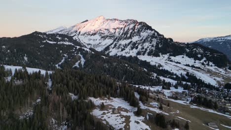 Amden-Weesen-Suiza-El-Sol-Se-Ha-Puesto-En-Todo-Menos-En-El-Pico-De-La-Montaña-Aérea