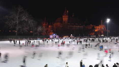 Turistas-Patinando-En-Una-Pista-De-Hielo-En-El-Parque-De-La-Ciudad-Por-La-Noche-En-Budapest,-Hungría