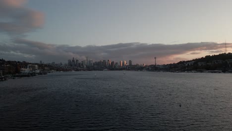 Toma-Aérea-Sobre-Lake-Union-Que-Revela-El-Horizonte-De-Seattle-Al-Atardecer