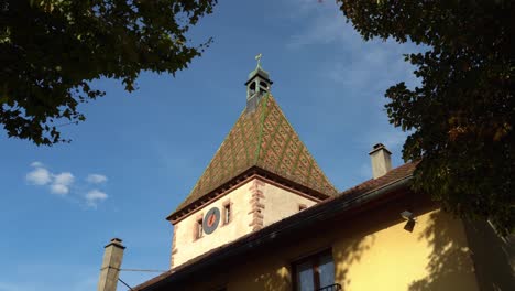 Wunderschönes-Dach-Der-Bergheimer-Kirche-An-Einem-Sonnigen,-Klaren-Tag