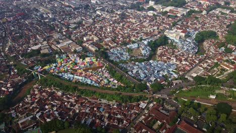 überfüllte-Stadt-Malang,-Dicht-Besiedelte-Gebiete-In-Indonesien,-Einem-Entwicklungsland,-4K-Drohnenaufnahmen-Aus-Der-Luft