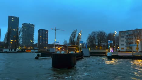 POV-Amsterdam-Noord-Fähre-Verlässt-In-Der-Dämmerung-Mit-Sturmblick-Auf-Skylines-Und-Hafen