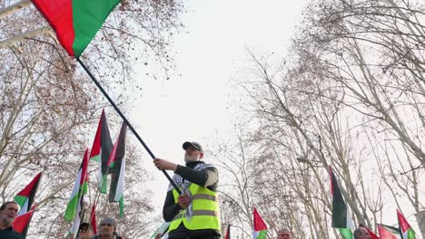 Ein-Demonstrant-Schwenkt-Während-Eines-Solidaritätsmarsches-Mit-Palästina-Eine-Palästinensische-Flagge