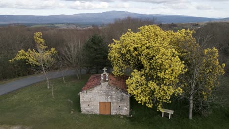 Establecimiento-Aéreo-De-Retroceso-De-La-Capilla-De-San-Vitairo-En-La-Cima-De-Una-Colina