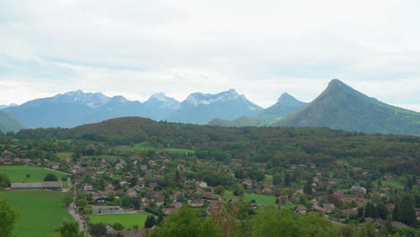 Montañas-Cerca-Del-Lago-Annecy-En-Un-Día-Nublado-De-Otoño