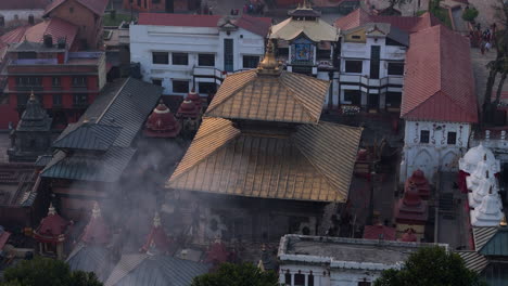 Turismo-Religioso-En-El-Templo-Pashupati-Nath-En-Katmandú,-Nepal.