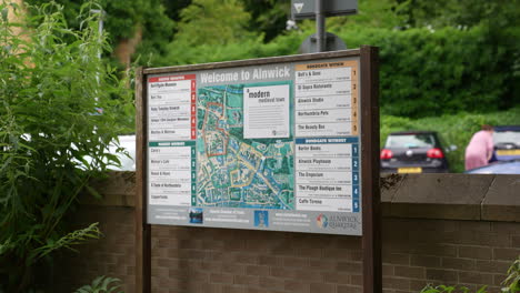 Willkommen-In-Alnwick,-Moderne-Mittelalterliche-Stadtschild-Informationstafel-Mit-Karte