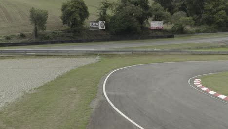 Carreras-De-Coches-Antiguos-En-El-Circuito-De-Pau-Arnos,-Francia