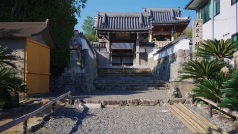 Boncho-ji-Temple-in-Osatsu-Town,-Peaceful-Rural-Seaside-Town-on-Sunny-Day