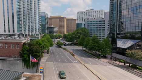 Langsame-Vorwärtsaufnahme,-Die-Eine-Wehende-Amerikanische-Flagge-In-Der-Stadt-Atlanta-Zeigt