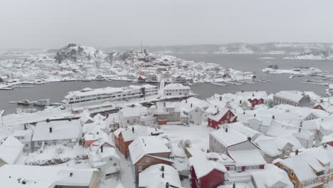 Kragero,-Condado-De-Telemark,-Noruega---Una-Pintoresca-Ciudad-Cubierta-De-Nieve-En-Un-Día-De-Invierno---Drones-Volando-Hacia-Adelante