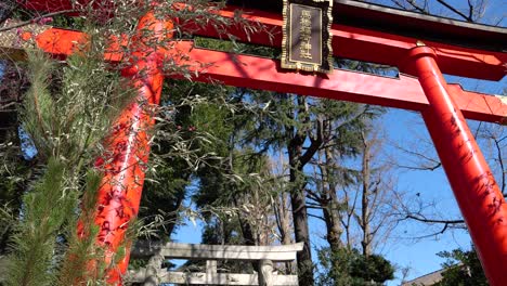 Menschen-Besuchen-Im-Winter-Einen-Schrein-Mit-Typischem-Torii-Tor