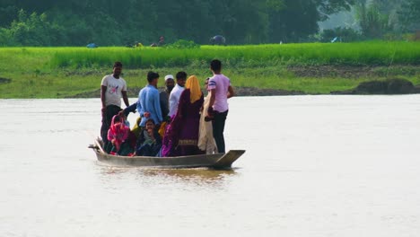 La-Gente-Del-Pueblo-En-Un-Barco-Cruzando-Un-Río-Inundado-En-Bangladesh