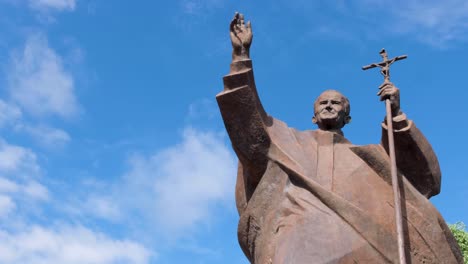 Nahaufnahme-Der-Bronzestatue-Von-Papst-Johannes-Paul-II.-Zur-Erinnerung-An-Den-Papstbesuch-In-Der-Hauptstadt-Von-Osttimor,-Südostasien