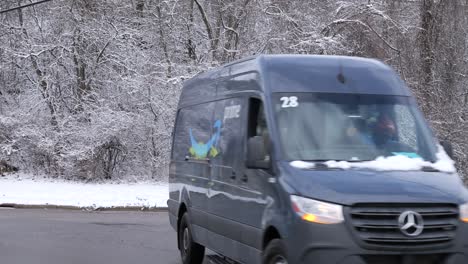 Furgonetas-Amazon---Camiones-Circulan-En-La-Nieve---Invierno