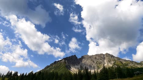 Timelapse-De-Nubes-Volando-Sobre-El-Hermoso-Paisaje-Montañoso-En-Los-Alpes-Austriacos-De-Europa